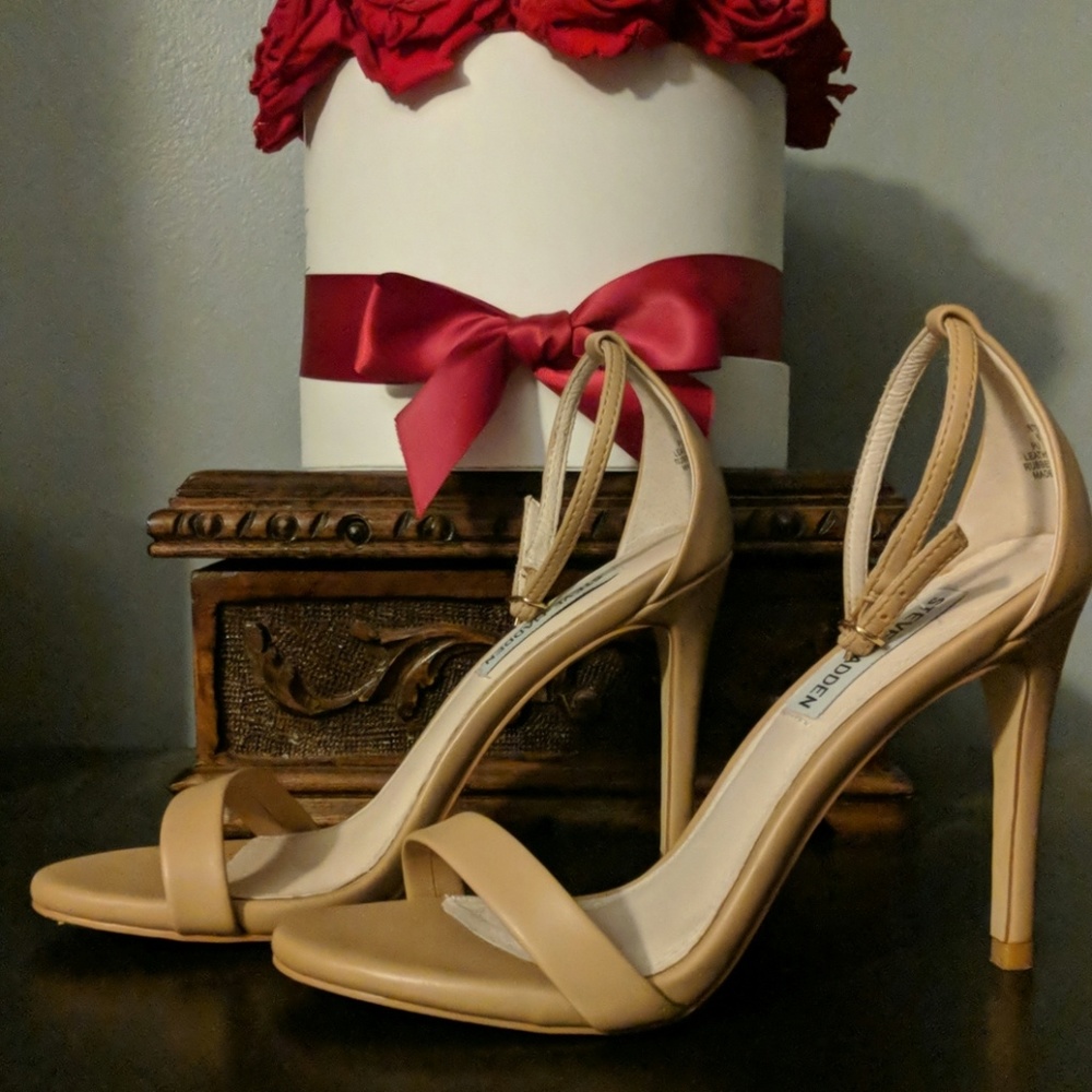 Like new Steve Madden Stecy nude sandals, size 6.5